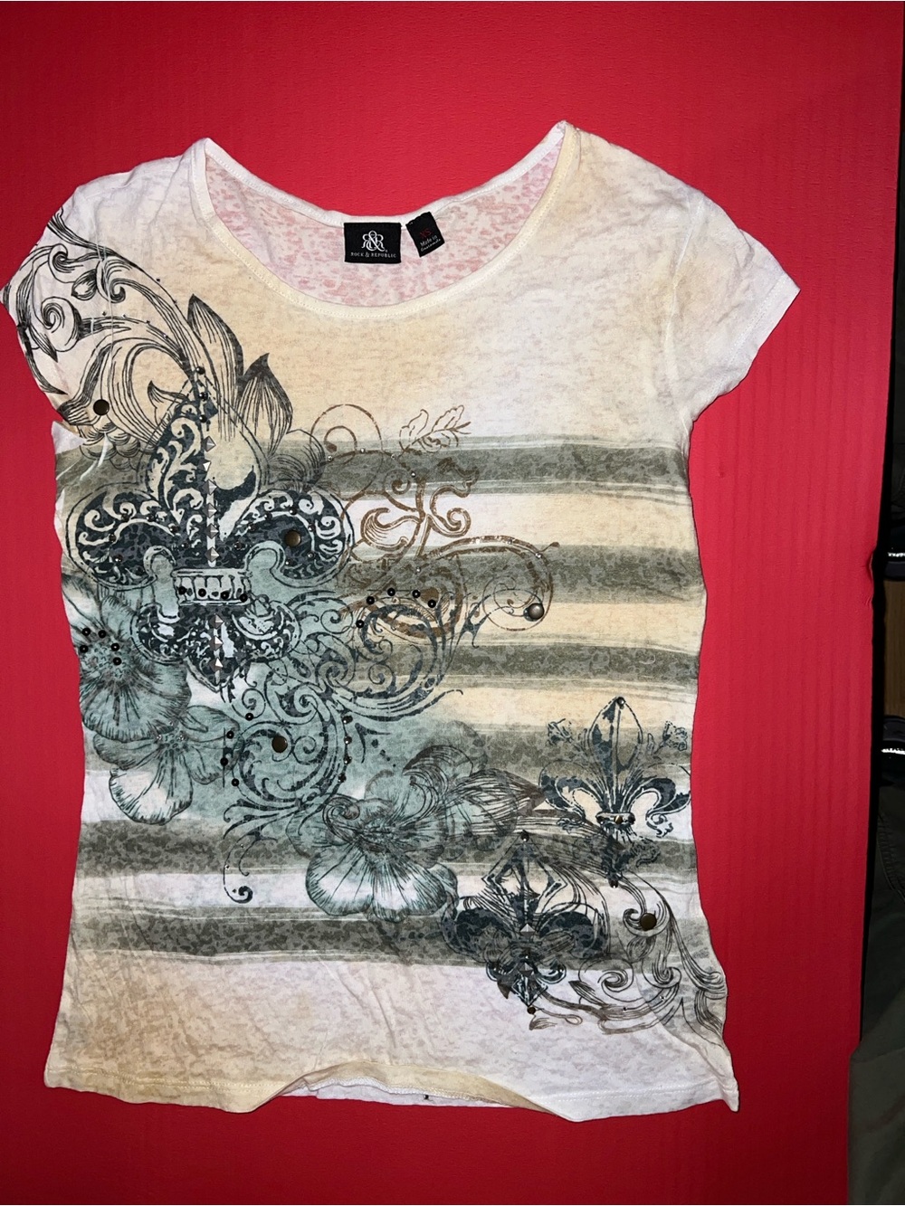 Rock & Republic White Scoop Neck Tee with Gray-Green Floral Stripes